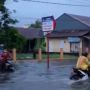Hujan Lebat Buat Jalanan di Padang Tergenang Air, Banyak Kendaraan Mogok