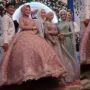 Kucing Masuk ke Rok Pengantin Wanita, Warganet: Hati-hati Beranak