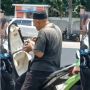 Sambil Isi Bensin, Bapak-bapak Ini Menunggu Sambil Makan Siang