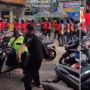 Terkesima Ibu-ibu Senam, Petugas Parkir Ini Sampai Lupa Jobnya