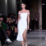 Viral Bella Hadid Pamer Punggung Pakai Koyo Bikin Warganet Salah Fokus: Kerokan Lebih Mantep, Mbak!