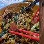 Cewek Makan Mi di Warung Tenda Baru Tahu Ada Campuran Babi, Warganet Beri Komentar Nyinyir