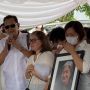Gading Marten Tertunduk Lesu di Pemakaman Ibu, Roy Marten Beri Sambutan Terakhir