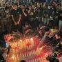 Ribuan Bonek Doakan Korban Tragedi Kanjuruhan Semalam di Tugu Pahlawan: Rivalitas Hanya 90 Menit, Selebihnya Saudara