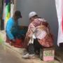 The Real Sahabat Sejati, Tukang Sol Ini Kerjakan Sepasang Sepatu Milik Customer Bersama Rekan Seprofesi