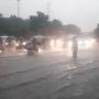 Pemkot Jaktim Kerahkan Petugas Bantu Tangani Banjir di Jalan DI Panjaitan Cawang