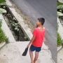 Viral Bocah Nyemplung ke Selokan saat Berjalan, Publik Mau Ngakak tapi Kasihan