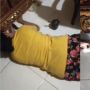 Ibu Gulingan di Lantai Buat Anak Bingung, Ternyata Lagi Main sama Kucing