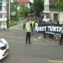 Di Malang Presiden Jokowi Disambut Aksi Warga Bentangkan Spanduk "Usut Tuntas Tragedi Kanjuruhan"