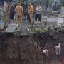 Ada Kain Putih Menyembul Keluar Tanah di Pemakaman Sirnaraga Bandung