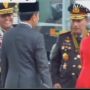 Video Viral Presiden Jokowi Tak Salami Kapolri Saat HUT TNI Disorot Warganet: Sing Sabar Yo Pak