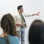 Bukan Sekadar Baca Slide! 4 Rahasia Presentasi Maut untuk Pikat Klien