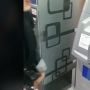 Video Aneh Tapi Nyata: HP Cewek Ini Tertelan Mesin ATM