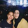 8 Momen Yuki Kato Nonton Konser Westlife bareng Ibu Kandung, Bahagia Bisa Ajak Orang Tersayang