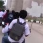 Seorang Emak-emak Bubarkan Gerombolan Siswa yang Diduga Hendak Tawuran di Sawah Besar