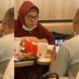 So Sweet, Pria Ini Diam-diam Videokan Ibunya yang Sedang Makan di Depannya