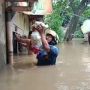 Detik-detik Bayi di Bidara Cina Dievakuasi Petugas Damkar saat Banjir Sedada