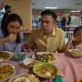 10 Momen Sarwendah Ajak Anak Makan di Kantin Mal, Menu Makanannya Jadi Sorotan