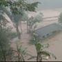 Detik-detik Bangunan Pondok di Lebak Hanyut Akibat Diterjang Banjir, Kalak BPBD Lebak: 2 Jembatan Terputus
