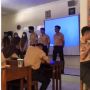 Temannya Presentasi di Kelas, Siswa Ini Malah Nawarin Camilan ke Gurunya