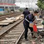 Bedeng di Samping Rel Dekat Stadion JIS Dibereskan