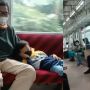 Penumpang Ini Malah Diamuk Warganet Gegara Protes Anak Kecil Tiduran di Bangku KRL