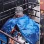 Momen Terenyuh Bapak-bapak Lindungi Anak dari Guyuran Hujan, Banjir Ucapan Doa