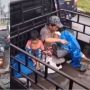 Bikin Terenyuh, Momen Ayah Selimuti Anaknya Pakai Jas Hujan Saat Naik Boks Mobil Pick Up
