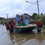 Kalbar Dikepung Banjir, Warga Bawa Jenazah Pakai Perahu