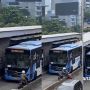 Duh! Pemotor Nekat Terobos Jalur Busway, Bikin Ribet Pengendara Lain Gegara Kendaraan Kesangkut di Separator