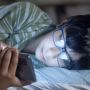 4 Masalah Kesehatan yang akan Terjadi Jika Sering Main HP sebelum Tidur