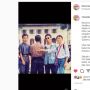 Unggah Foto Jadul, Potret Ridwan Kamil Pakai Jaket Dilan di Depan Gedung Sate Jadi Sorotan