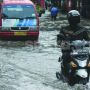 Imbauan Polrestabes Bandung: Bahaya Terobos Banjir, Pengguna Sepeda Motor Bisa Hilang Keseimbangan