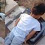 Momen Bocah Ini Lepaskan Rindu dengan Tengkurap Cium Makam Sang Ayah Bikin Publik Terenyuh