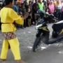 Atraksi Pria Terpental Tak Bisa Sentuh Motor BeAT, Publik Langsung Usulkan Ini