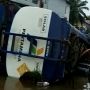 Truk Tangki Bermuatan Solar Masuk Parit di Sungai Ayak, Warga Resah Muatan Terbawa Banjir Hingga ke Halaman Rumah