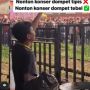 Jualan di Tempat Konser, Cowok Ini Asyik Nyanyi Sambil Goreng Tahu