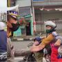 Polisi Bagikan Coklat untuk Bocah yang Taat Pakai Helm, Netizen Malah Salfok ke Anak Sebelahnya: Sad