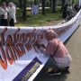 Spanduk 80 Meter Membentang Di Silang Monas, Warga Ramai-ramai Tanda Tangan Terima Kasih Ke Anies