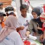 Dukung Pemulihan Ekonomi, Batur Sandi Uno Borong Ratusan Paket Nasi Pelaku Rumah Makan di Cirebon