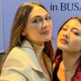 Gaya Luna Maya Nonton Konser BTS, Pakai Celana Robek Harga Rp11,2 Juta