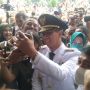 Ngadu ke Balai Kota, Heru Budi Hartono Ajari Ibu-ibu Gunakan Aplikasi Buatan Era Anies