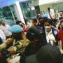 Detik-detik Bos Judi Online Apin BK Tiba di Bandara Kualanamu, Dikawal Ketat Polisi