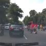 Viral Emak-emak Tertabrak Motor Saat Hendak Menyeberang, Tapi Aksinya Justru Bikin Warganet Geram