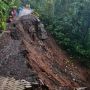 Tergerus Longsor, Akses Jalan Menuju Taman Gandrung Terakota Banyuwangi Putus Total