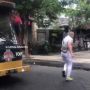 Tingkah Bule Joget Sendirian di Jalan Legian Kuta Viral, Langsung Ditangkap Satpol PP