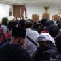 Pendukung Bambang Tri Padati Sidang Perdana Gugatan Dugaan Ijazah Palsu Jokowi, Emak-emak Teriak 'Mana Tergugat Nih'