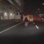 Heboh Pengendara Motor Tanpa Helm dan Lampu Belakang Mati, Jalan Santai di Tol Japek
