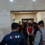 Dikawal LPSK, Bharada E Tiba Di PN Jaksel Pakai Kemeja Putih Dan Rompi Tahanan Nomor 10