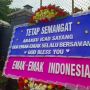 Emak-Emak Kirim Karangan Bunga Doakan Bharada E Saat Sidang Perdana: Kami Bersamamu